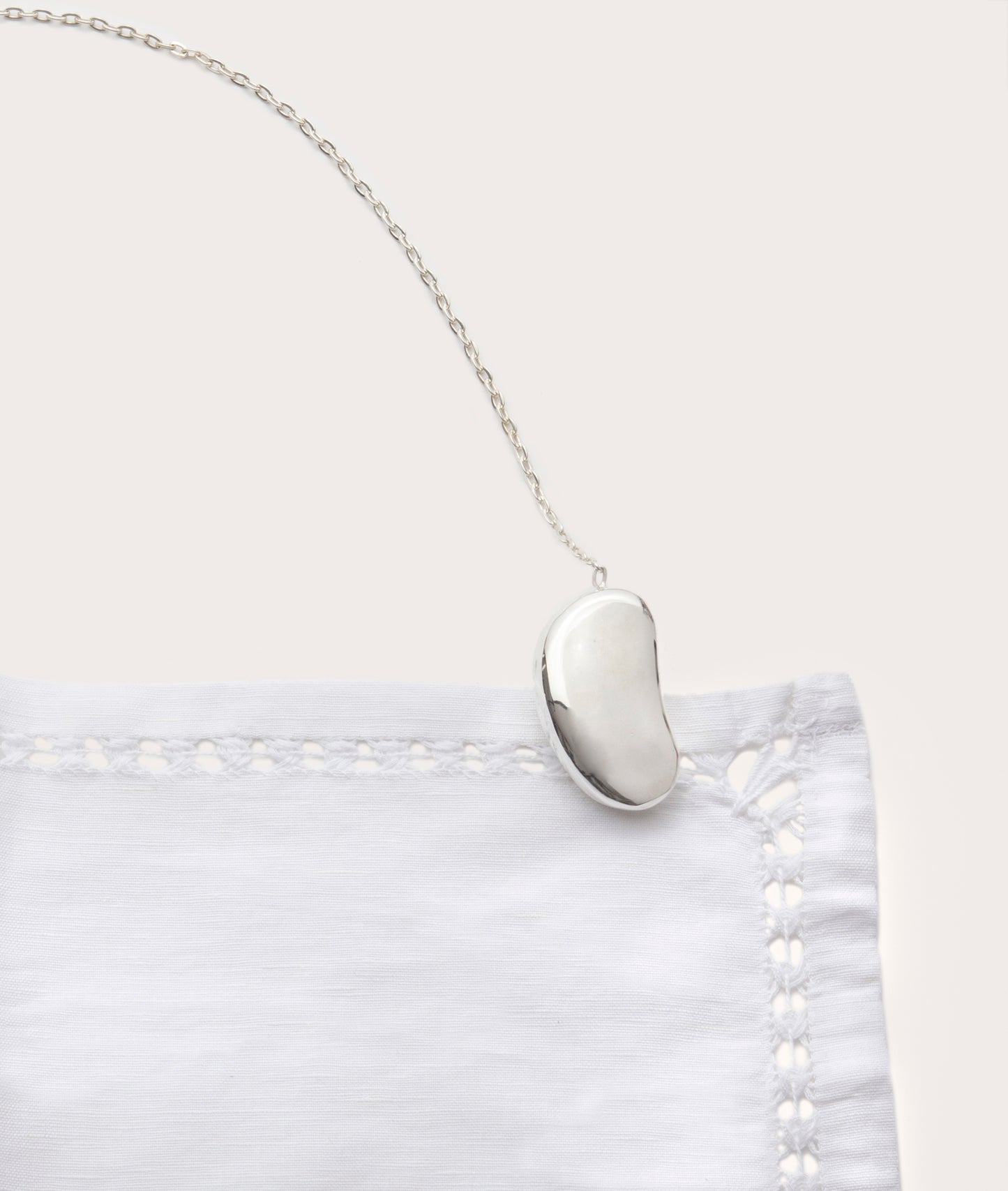 Bib Chain, Bean